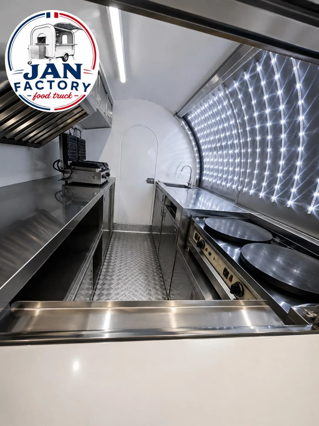 Intérieur de la M-230 équipée en crêperie : deux crêpières, gaufrier, hotte inox et bandeau LED