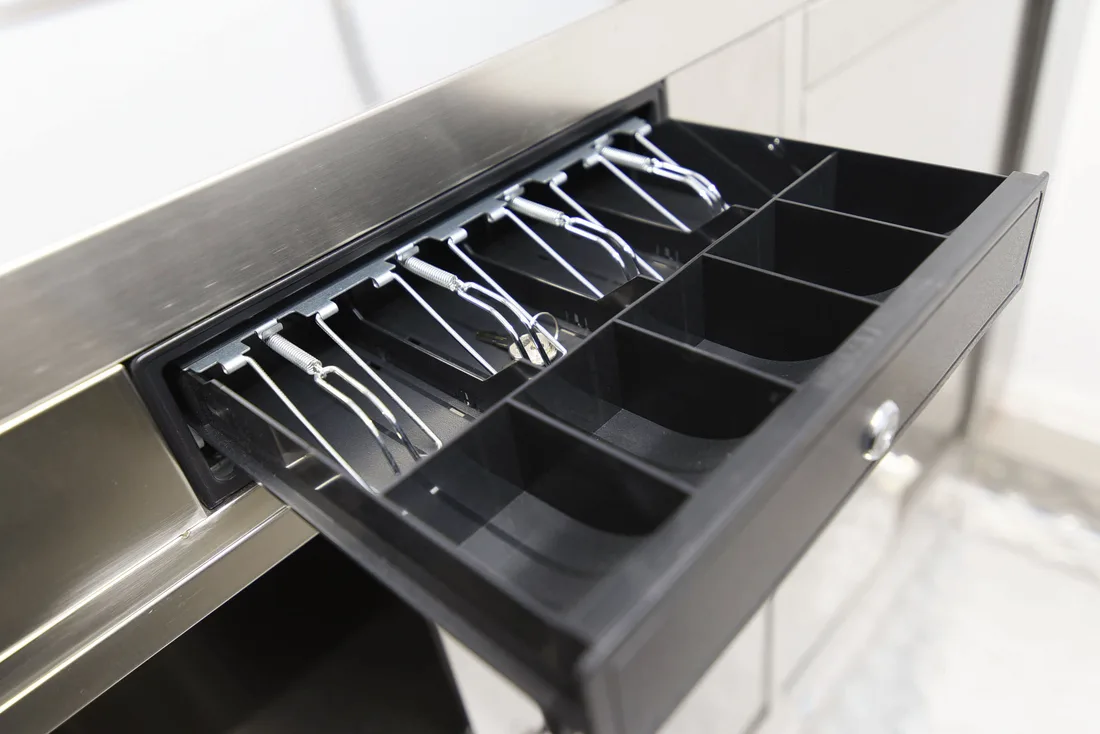 Tiroir-caisse à monnayeur, encastré sous le plan de travail inox
